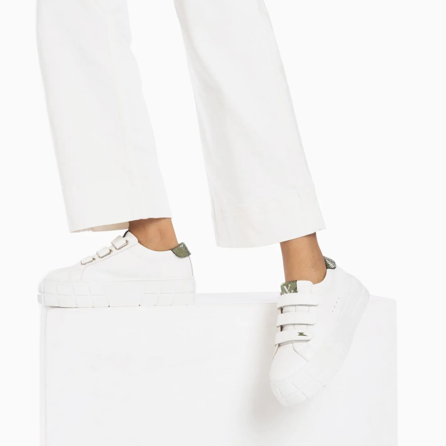 Vanessa Wu Baskets Angela Blanc Et Kaki Serpent A Plateforme