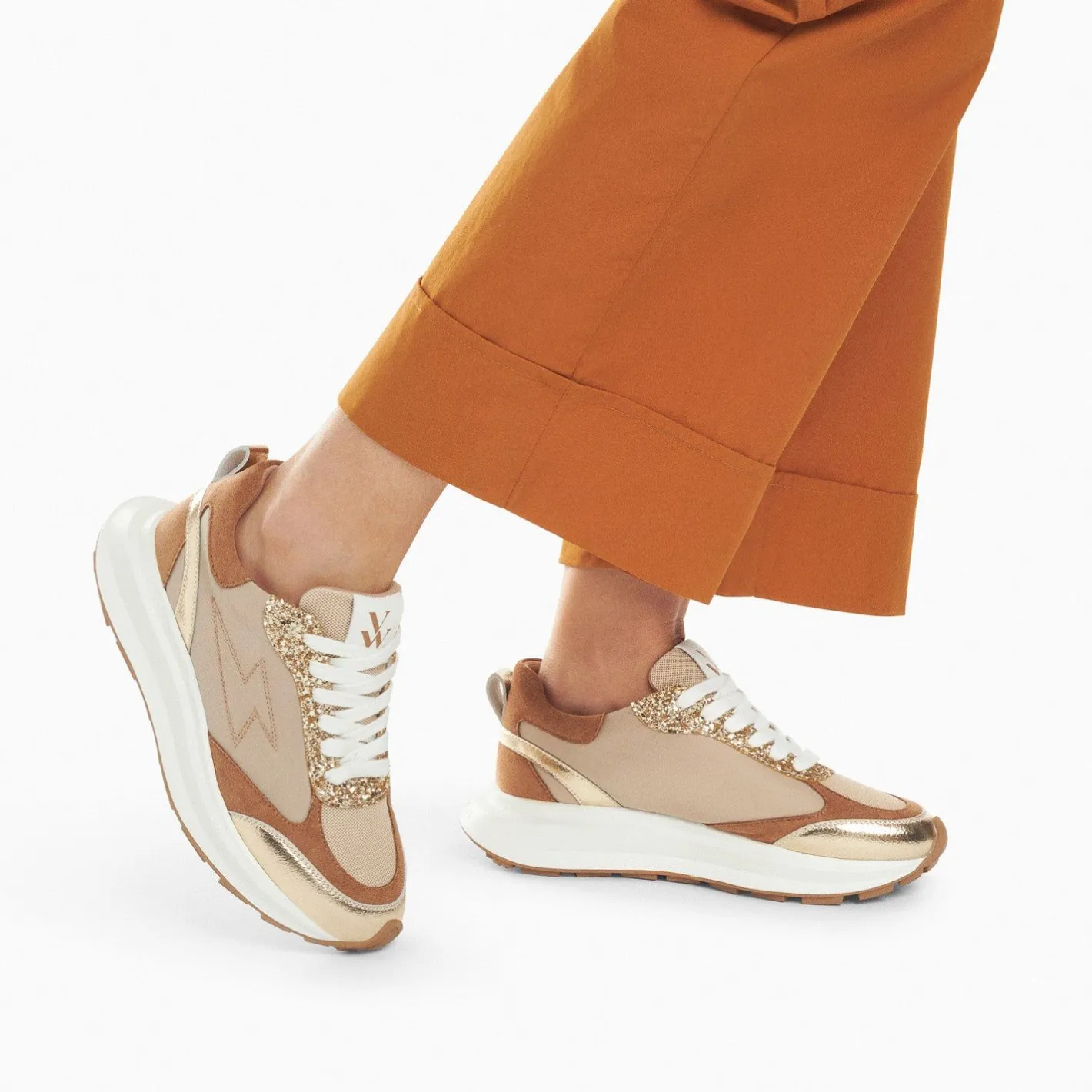 Vanessa Wu Baskets Eclair Esther Beige Et Or A Semelle Oversize Hot