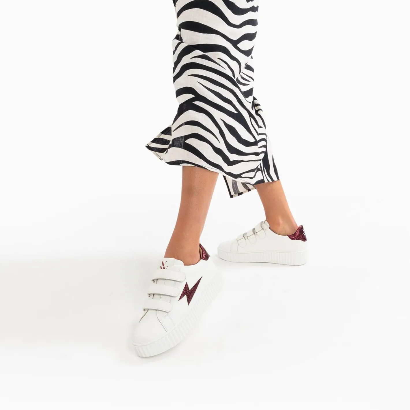 Vanessa Wu Baskets Eclair Kim Blanc Et Bordeaux Metallise A Scratchs Sale