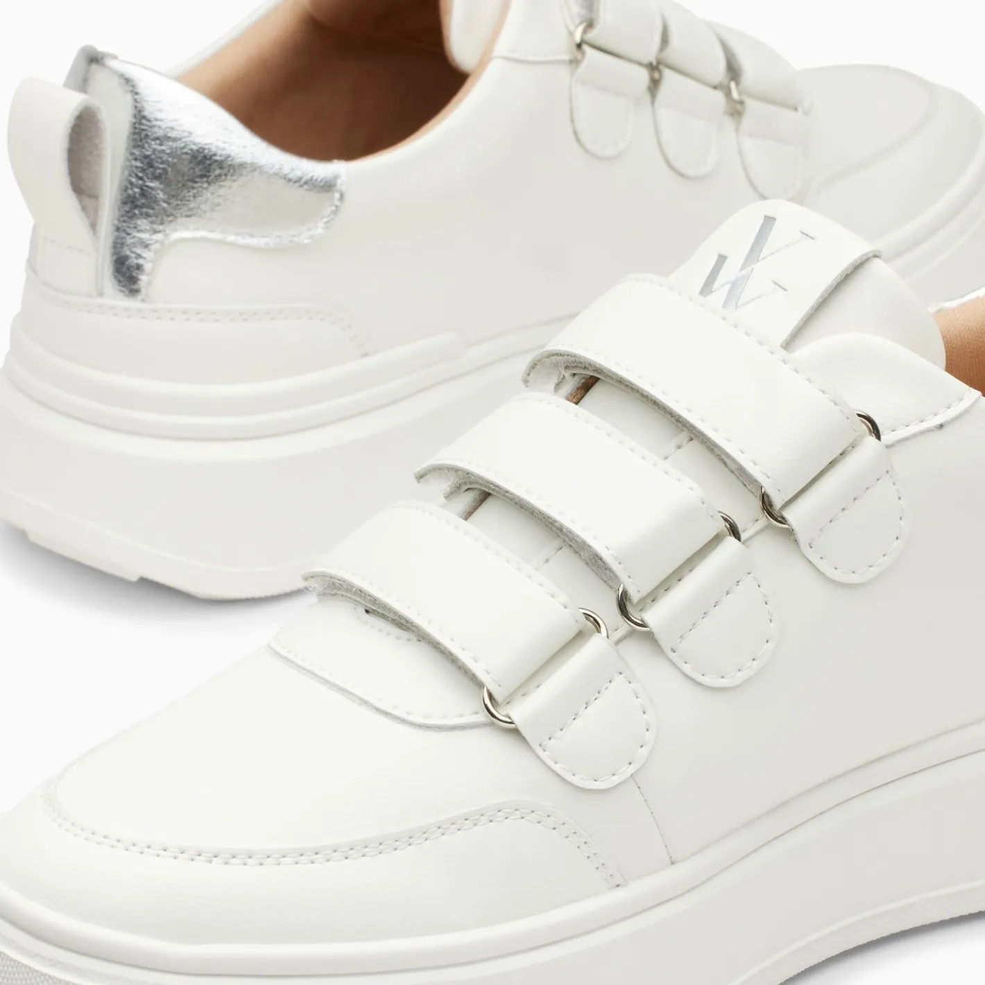 Vanessa Wu Baskets Eclair Lison Blanc Et Argent A Scratchs New