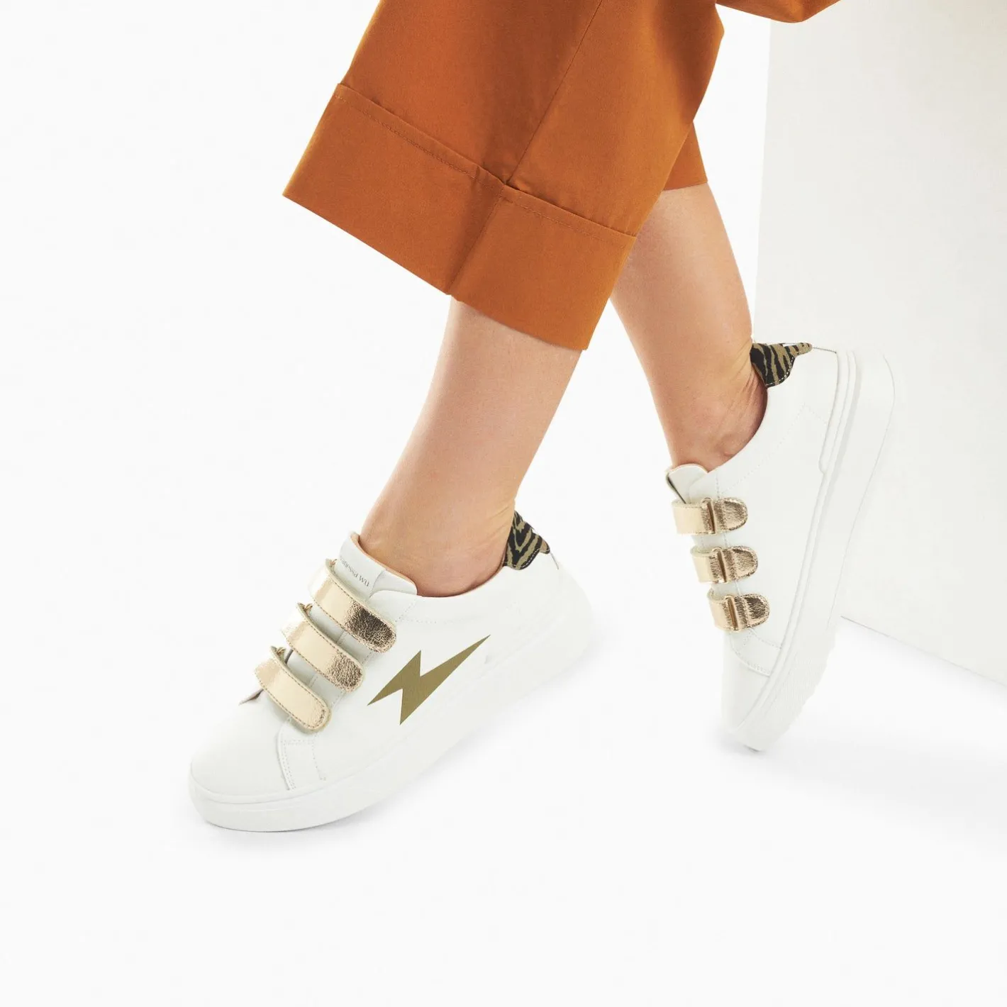 Vanessa Wu Baskets Eclair Salome Blanc Et Kaki A Scratchs Or