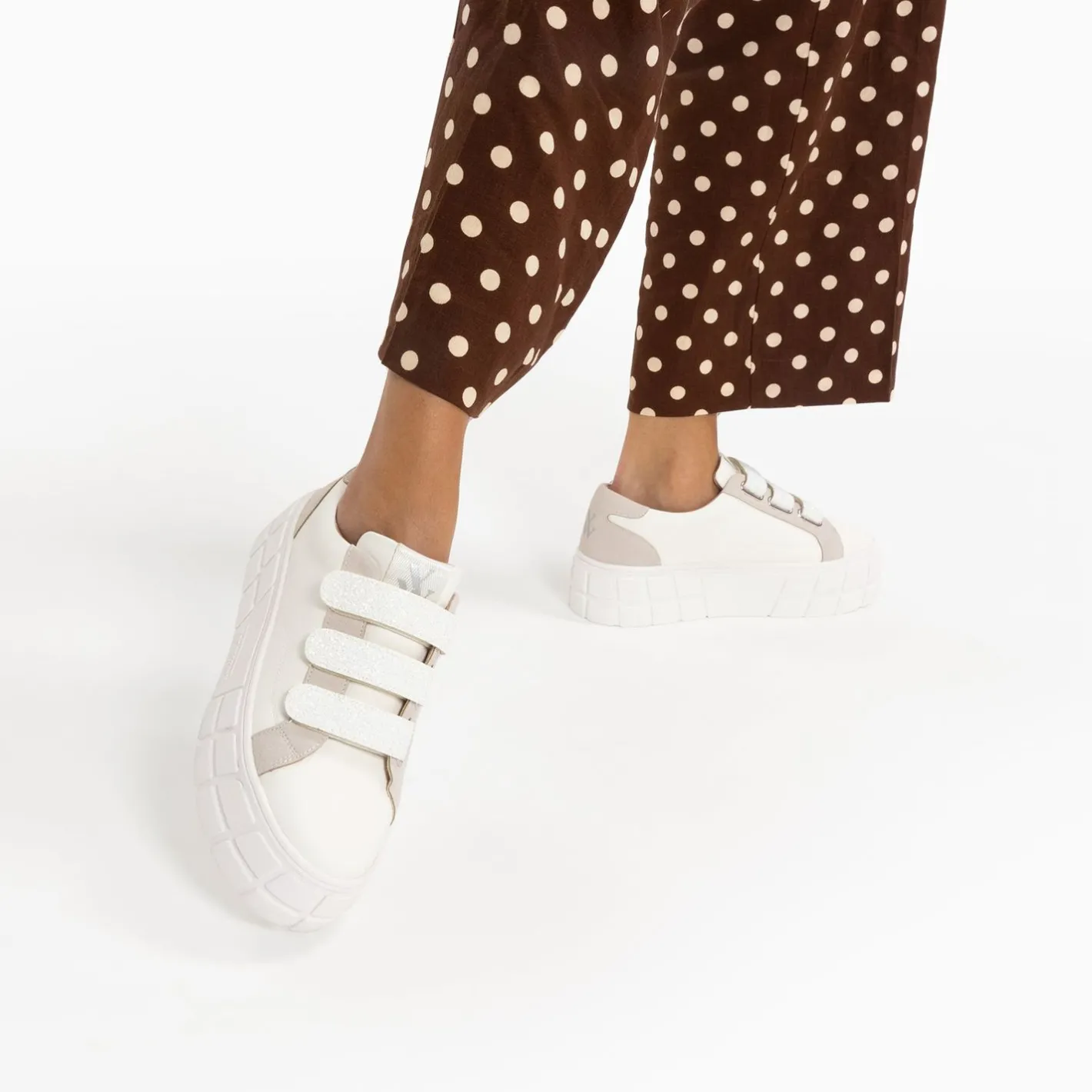 Vanessa Wu Baskets Monica Blanches A Scratchs Glitter Et Plateforme