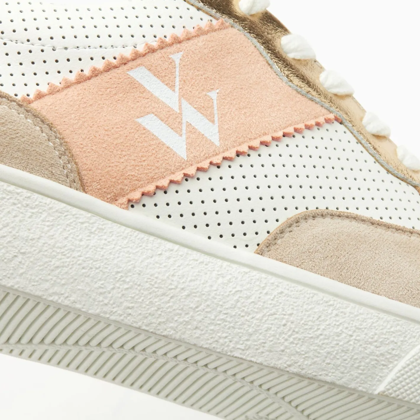 Vanessa Wu Baskets Monogramme Flavie Perforees Gris Et Rose A Lacets Discount