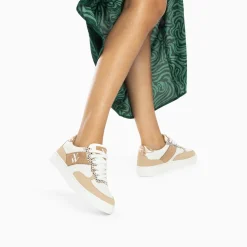 Vanessa Wu Baskets Monogramme Flavie Perforees Blanc Et Beige A Lacets Hot