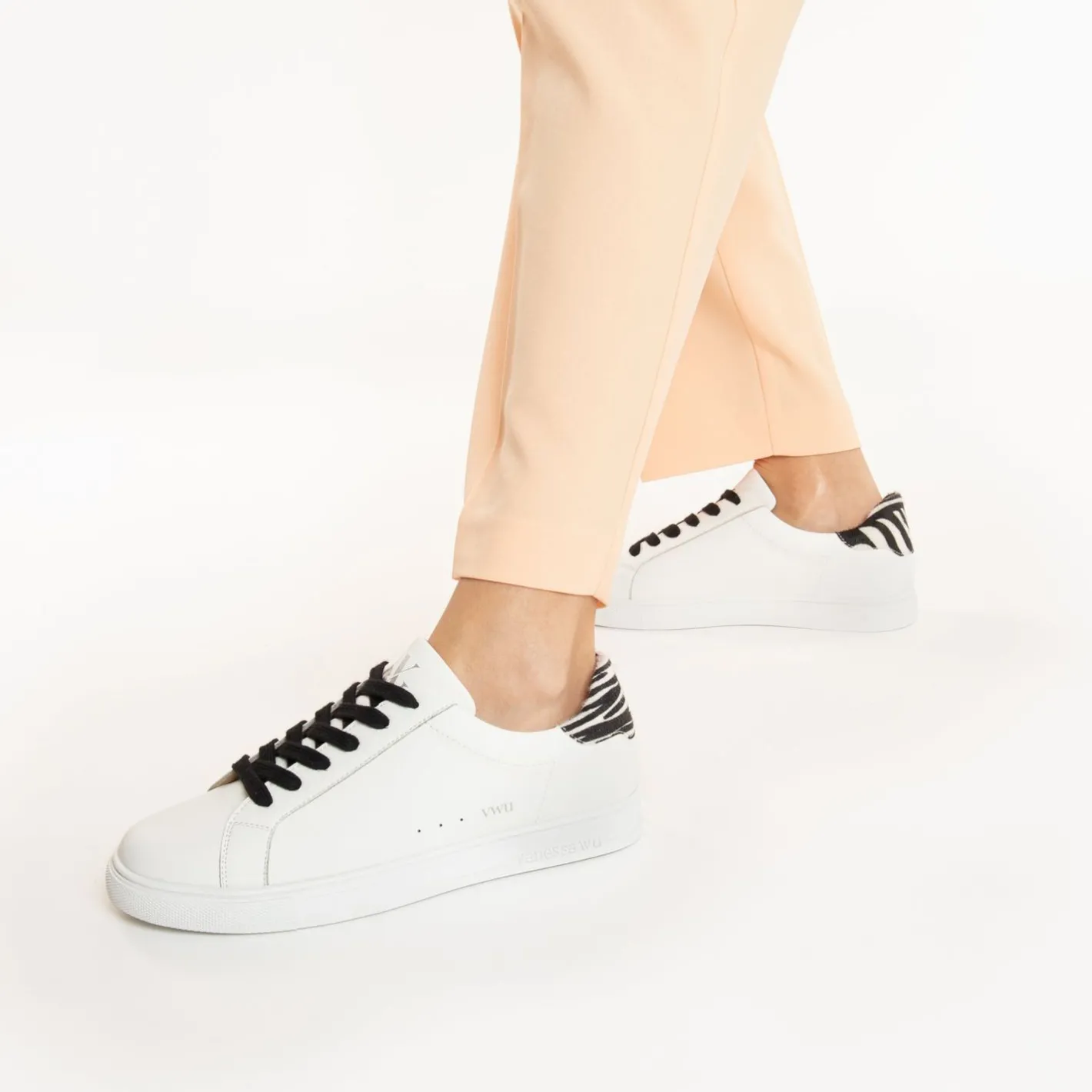 Vanessa Wu Baskets Steph Blanc Et Imprime Zebre A Lacets Noirs Outlet