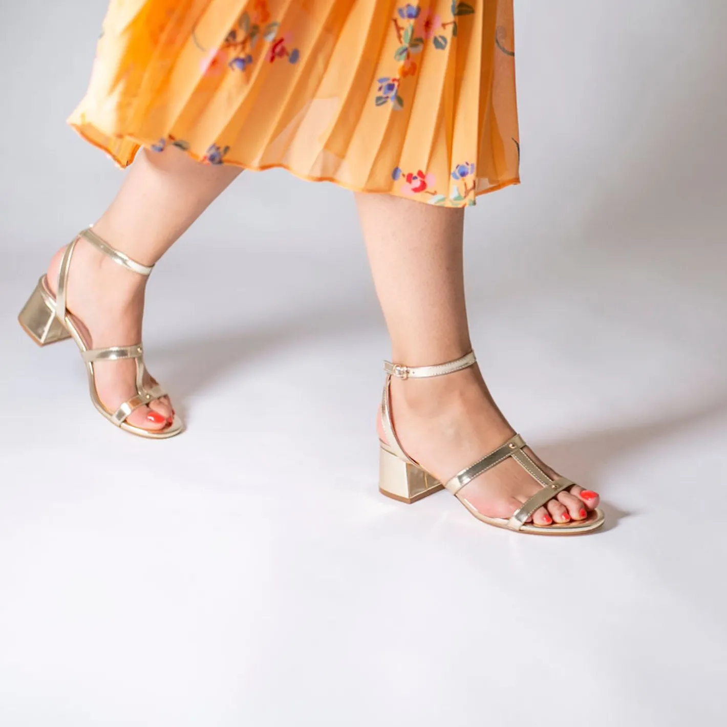 Vanessa Wu Sandales A Talon Retro Adrianna Or
